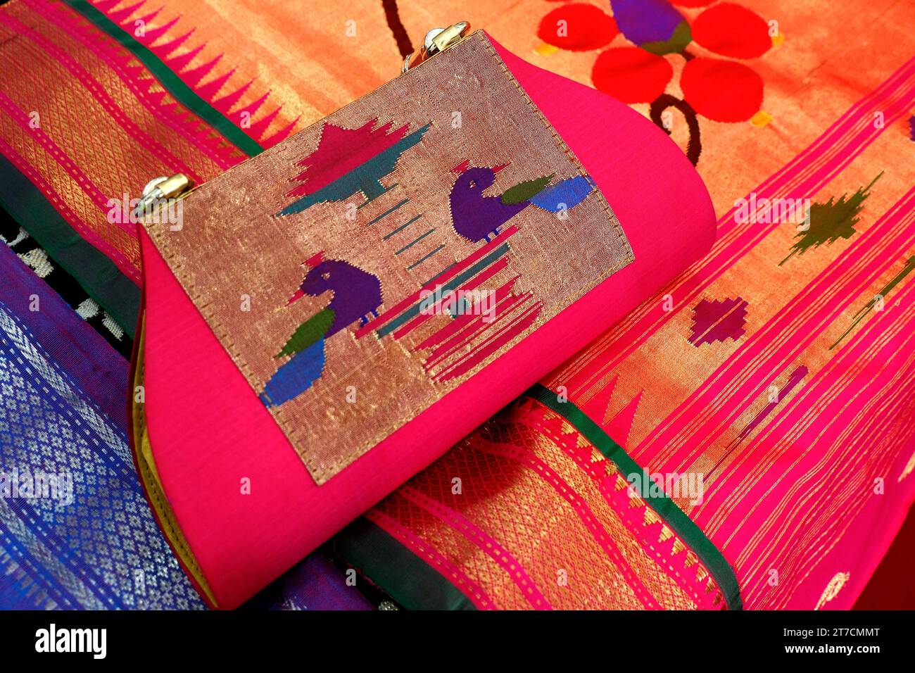 Borse a mano colorate in cotone artigianale in vendita nel mercato locale., Pune, India. Foto Stock