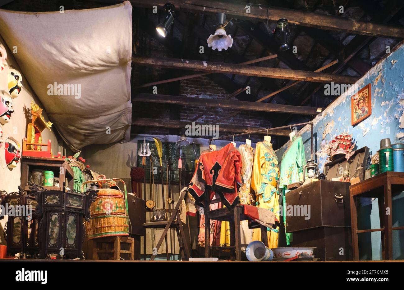 Un'area ricreativa con un teatro dietro le quinte con guardaroba, costumi e oggetti di scena. Al Museo della Comunità di Charoen Chai a Chinatown, Bangkok, Thailandia. Foto Stock