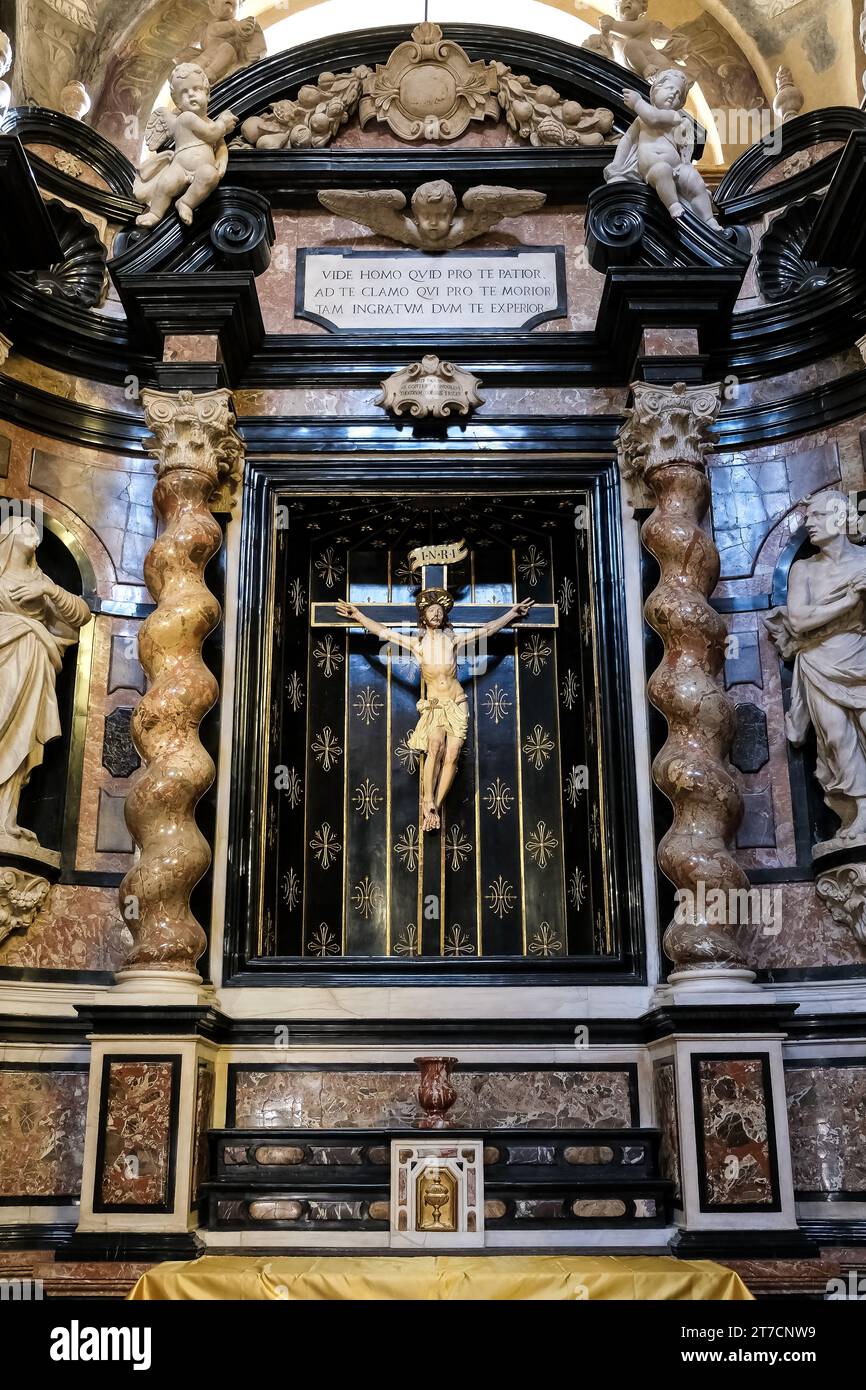 Particolare architettonico della chiesa di Santa Teresa di Ávila, chiesa in stile barocco situata in via Santa Teresa, vicino a Piazza San Carlo a Torino Foto Stock