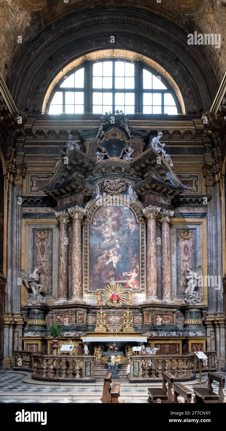 Particolare architettonico della chiesa di Santa Teresa di Ávila, chiesa in stile barocco situata in via Santa Teresa, vicino a Piazza San Carlo a Torino Foto Stock