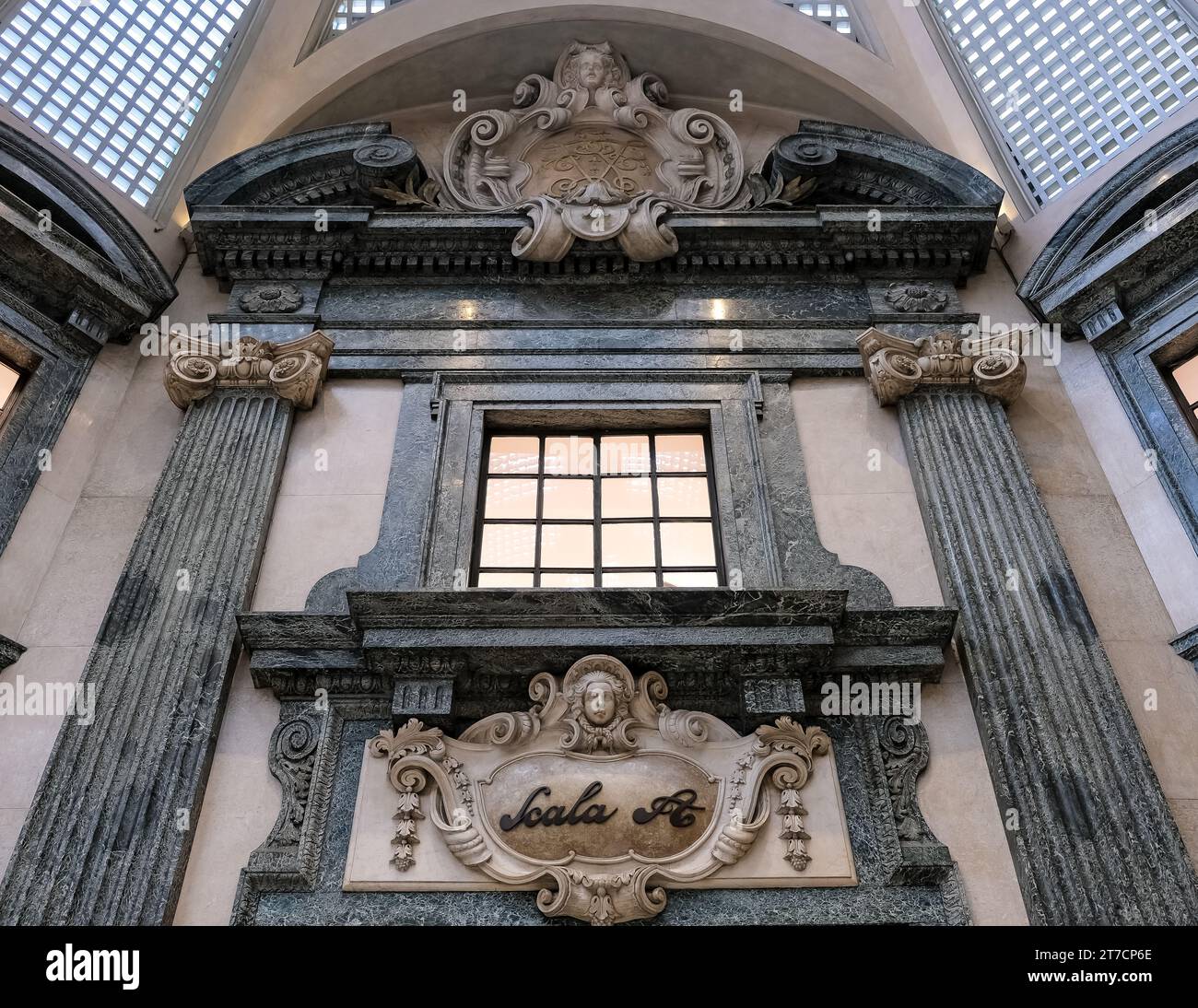 Particolare della Galleria San Federico, edificio commerciale nel centro storico di Torino. Costruito negli anni '1930, ospita numerosi negozi e uffici. Foto Stock