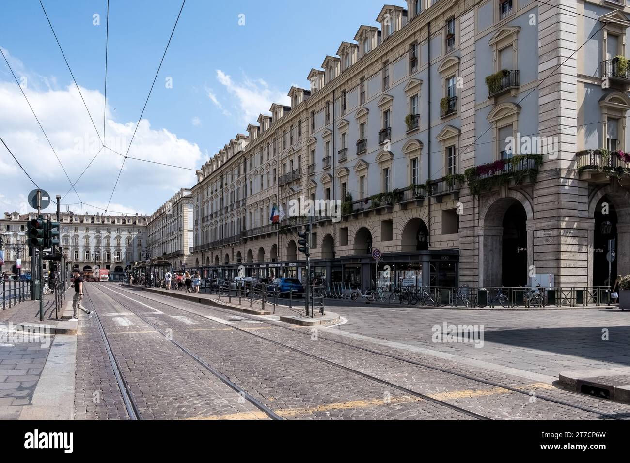 Vista delle strade che circondano Piazza Castello, un'importante piazza nel centro della città, che ospita numerosi monumenti storici, musei e caffetterie Foto Stock