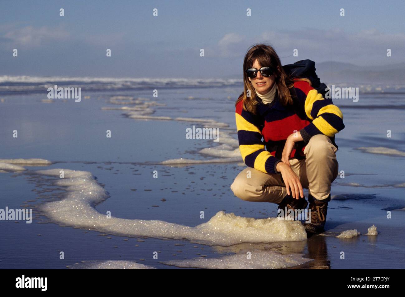 Beachcombing Whiskey eseguire Beach, Oregon Foto Stock
