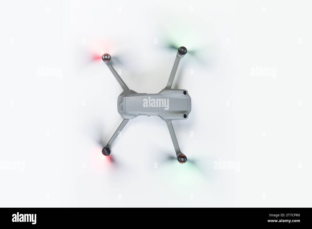 Drone aereo isolato su sfondo bianco. Vista dall'alto della copiatrice Quad con fotocamera digitale. Drone volante. Foto Stock