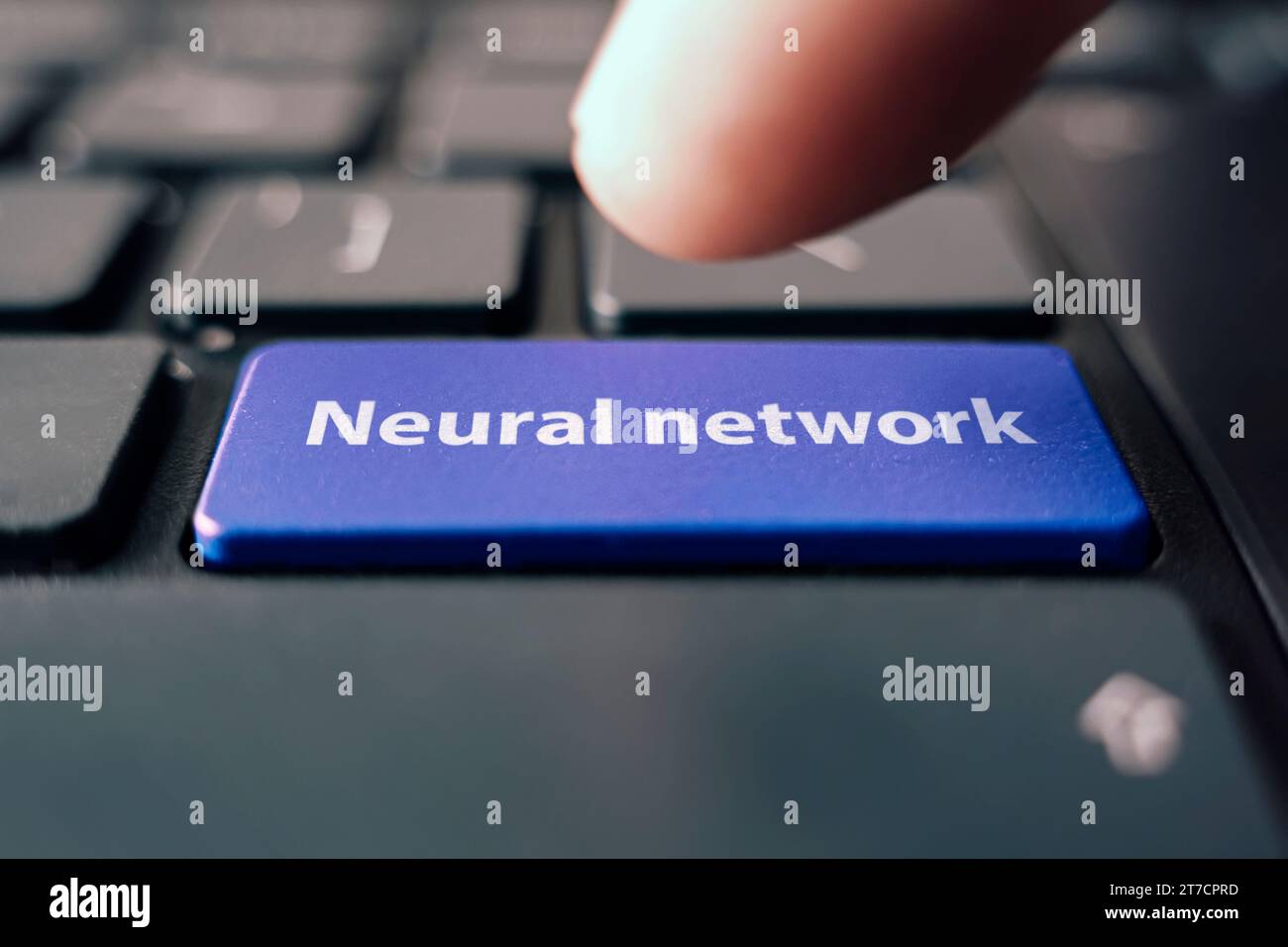 AI. Concetto di intelligenza artificiale: Primo piano indice che preme il tasto del computer con la parola e il simbolo dell'IA. Visualizzazione del computer di apprendimento automatico t Foto Stock