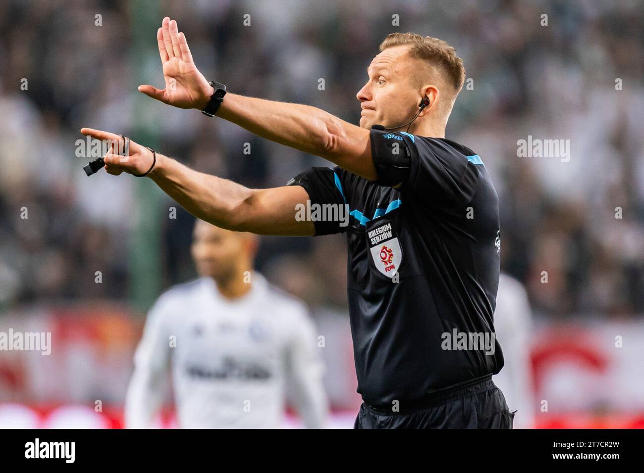 Varsavia, Polonia. 12 novembre 2023. L'arbitro Piotr Lasyk gesti durante la partita polacca della PKO Ekstraklasa League tra Legia Warszawa e Lech Poznan allo Stadio Municipale di Varsavia, il Maresciallo Jozef Pilsudski Legia. Punteggio finale; Legia Warszawa 0:0 Lech Poznan. (Foto di Mikolaj Barbanell/SOPA Images/Sipa USA) credito: SIPA USA/Alamy Live News Foto Stock