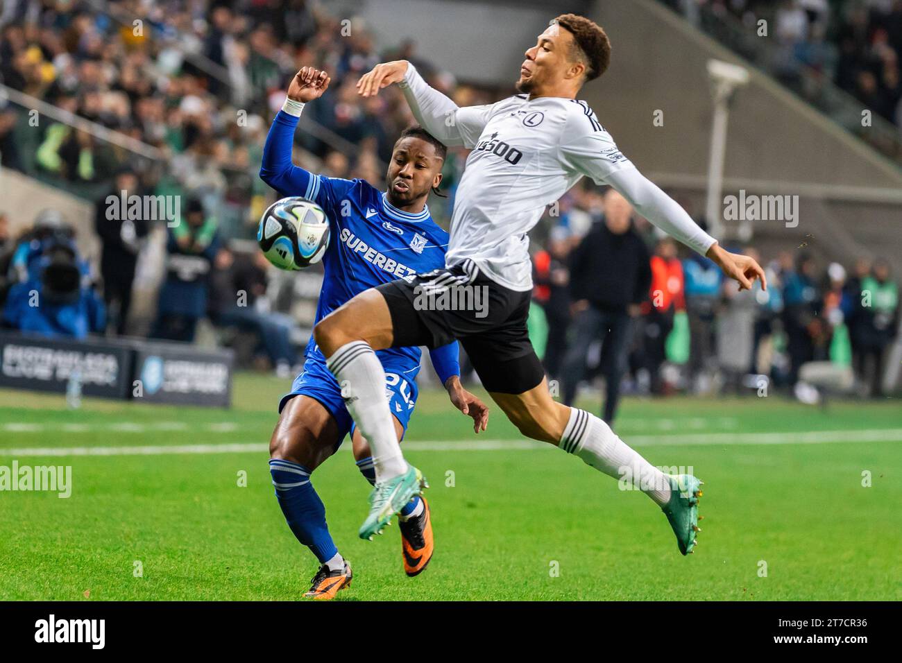 Varsavia, Polonia. 12 novembre 2023. Adriel Ba Loua (L) di Lech e Steve Kapuadi (R) di Legia sono visti in azione durante la partita polacca della PKO Ekstraklasa League tra Legia Warszawa e Lech Poznan al Marshal Jozef Pilsudski Legia Varsavia Municipal Stadium. Punteggio finale; Legia Warszawa 0:0 Lech Poznan. (Foto di Mikolaj Barbanell/SOPA Images/Sipa USA) credito: SIPA USA/Alamy Live News Foto Stock