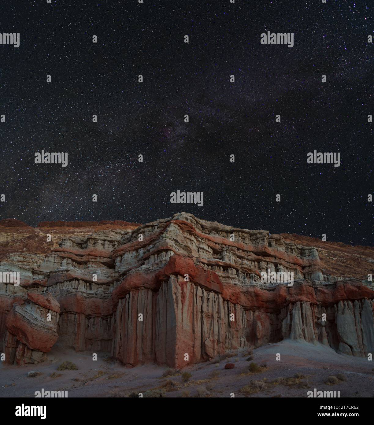 Red Rock Canyon State Park in California, composizione notturna che mostra la via Lattea e Turban Rock di Turk. Foto Stock