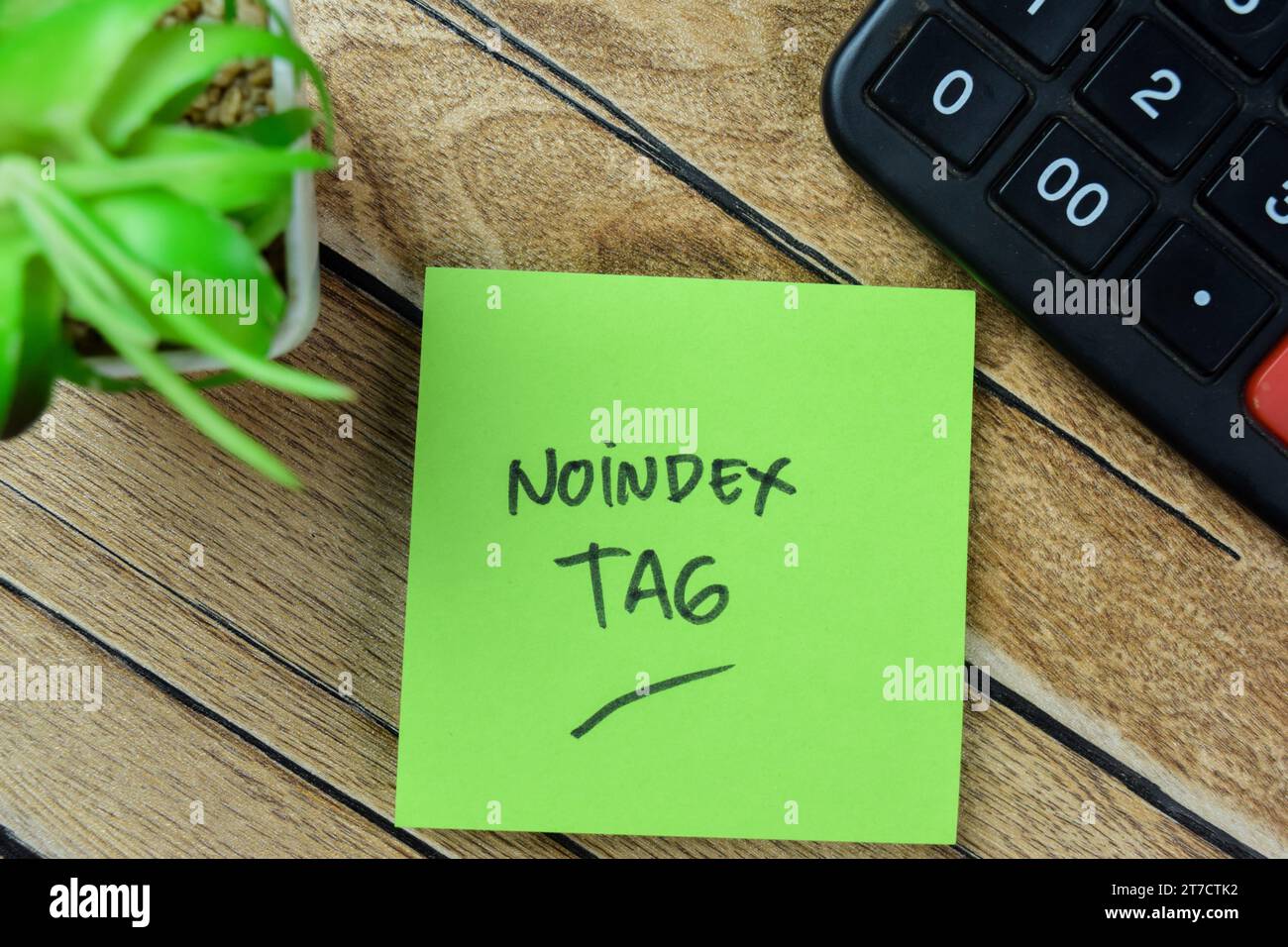 Concetto di Noindex Tag scrivere sulle note adesive isolate su un tavolo di legno. Foto Stock