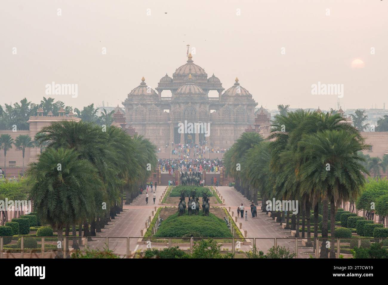 Nuova Delhi, India. 14 novembre 2023. Il tempio Swaminarayan Akshardham è immerso in uno strato di smog dopo il festival di Diwali. I fuochi d'artificio di Diwali peggiorano l'inquinamento atmosferico di Delhi, rilasciando inquinanti nocivi. L'interazione tra le emissioni dei diffusori, le condizioni atmosferiche e le fonti di inquinamento esistenti provoca un forte picco dei livelli di inquinamento atmosferico. (Foto di Pradeep Gaur/SOPA Images/Sipa USA) credito: SIPA USA/Alamy Live News Foto Stock