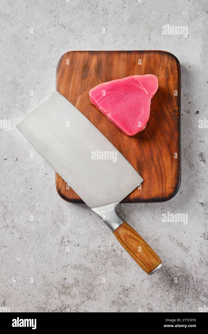 Vista dall'alto di un pezzo di bistecca di tonno ahi con cleaver Foto Stock