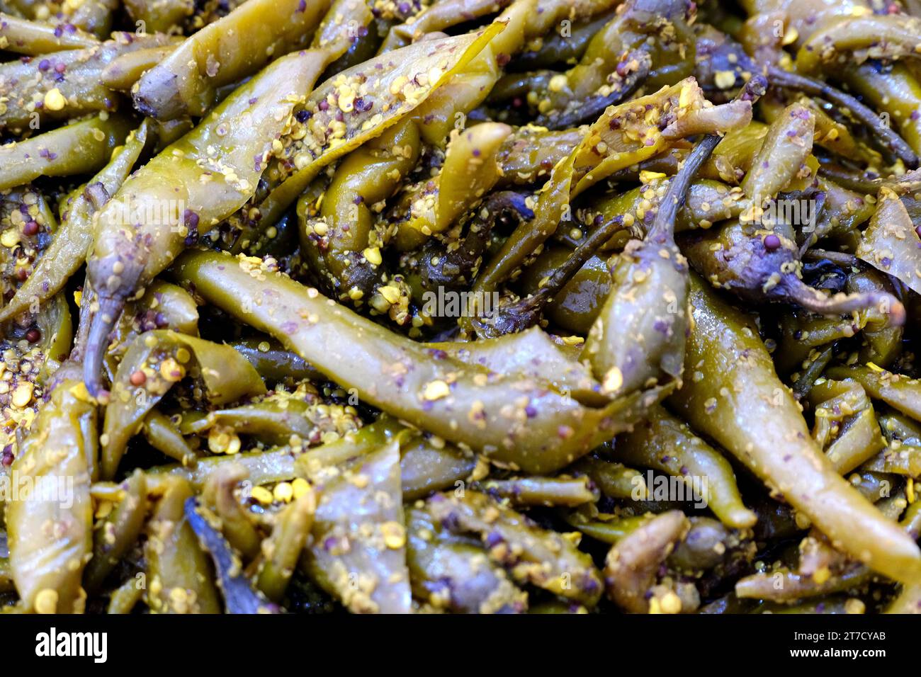 Sottaceti dolci e agrodolci fatti in casa (aam ka aachar) preparati in India. Foto Stock