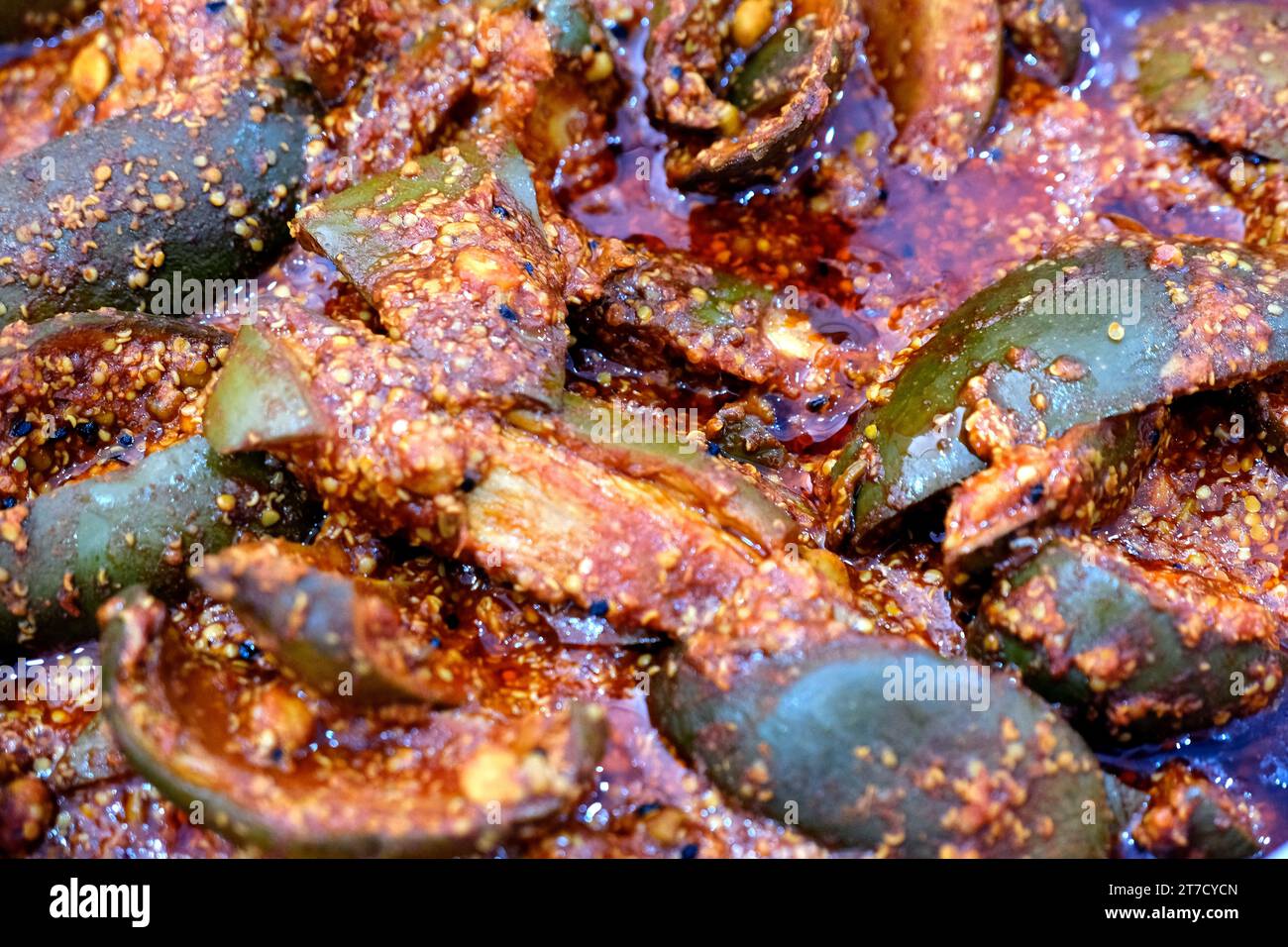 Sottaceti dolci e agrodolci fatti in casa (aam ka aachar) preparati in India. Foto Stock