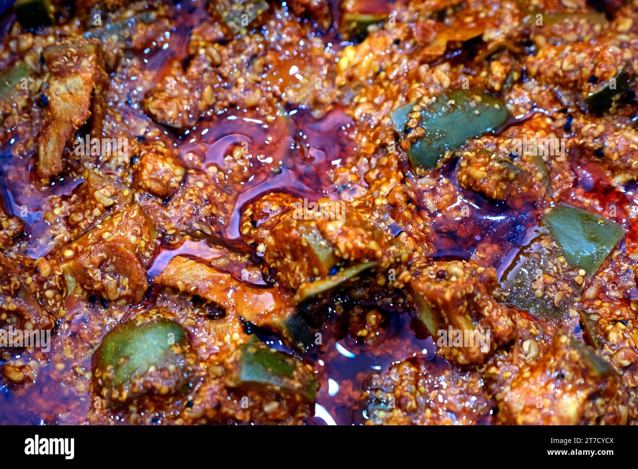 Sottaceti dolci e agrodolci fatti in casa (aam ka aachar) preparati in India. Foto Stock