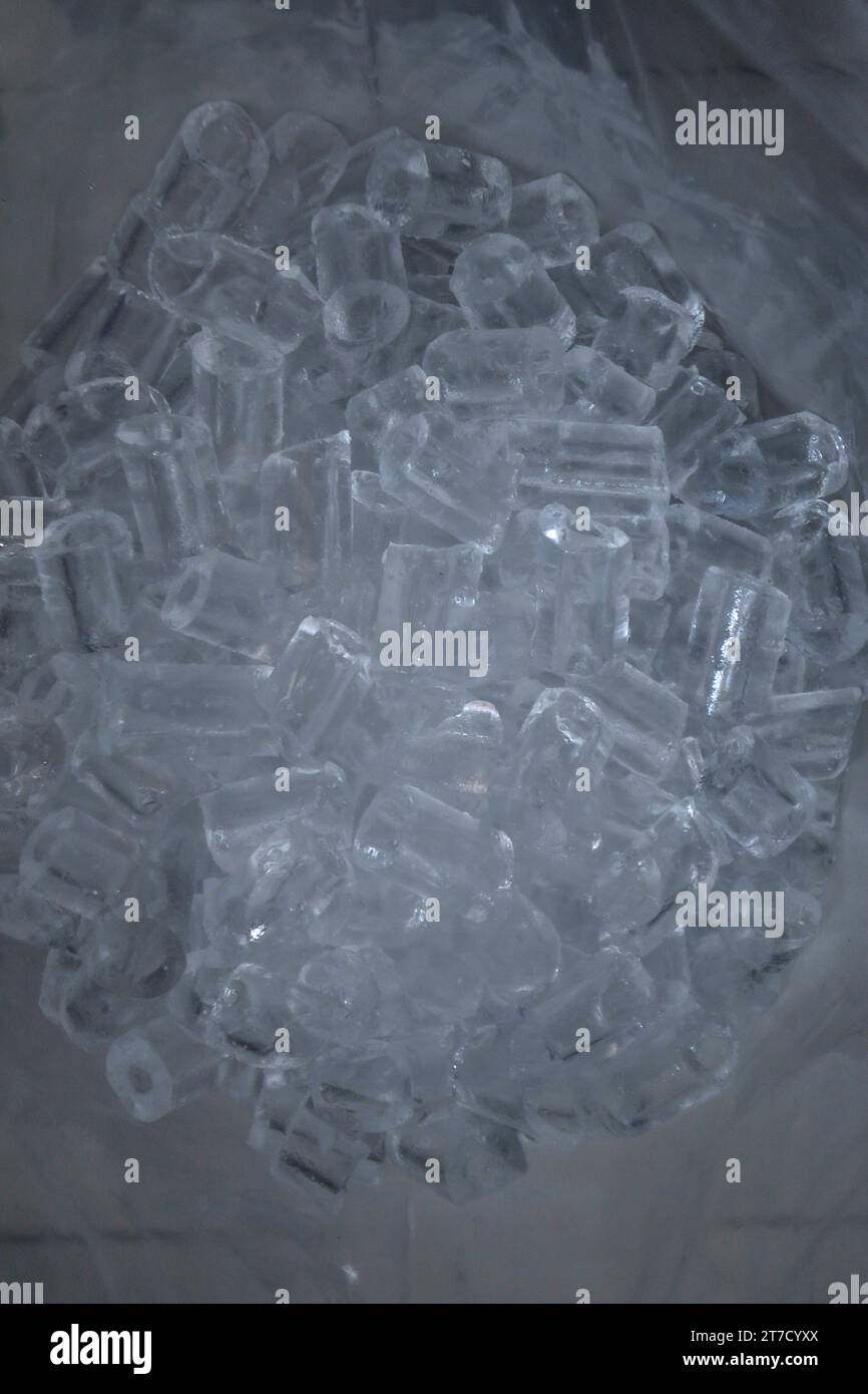 Cubetti di ghiaccio in cristallo in una busta di plastica bianca Foto Stock