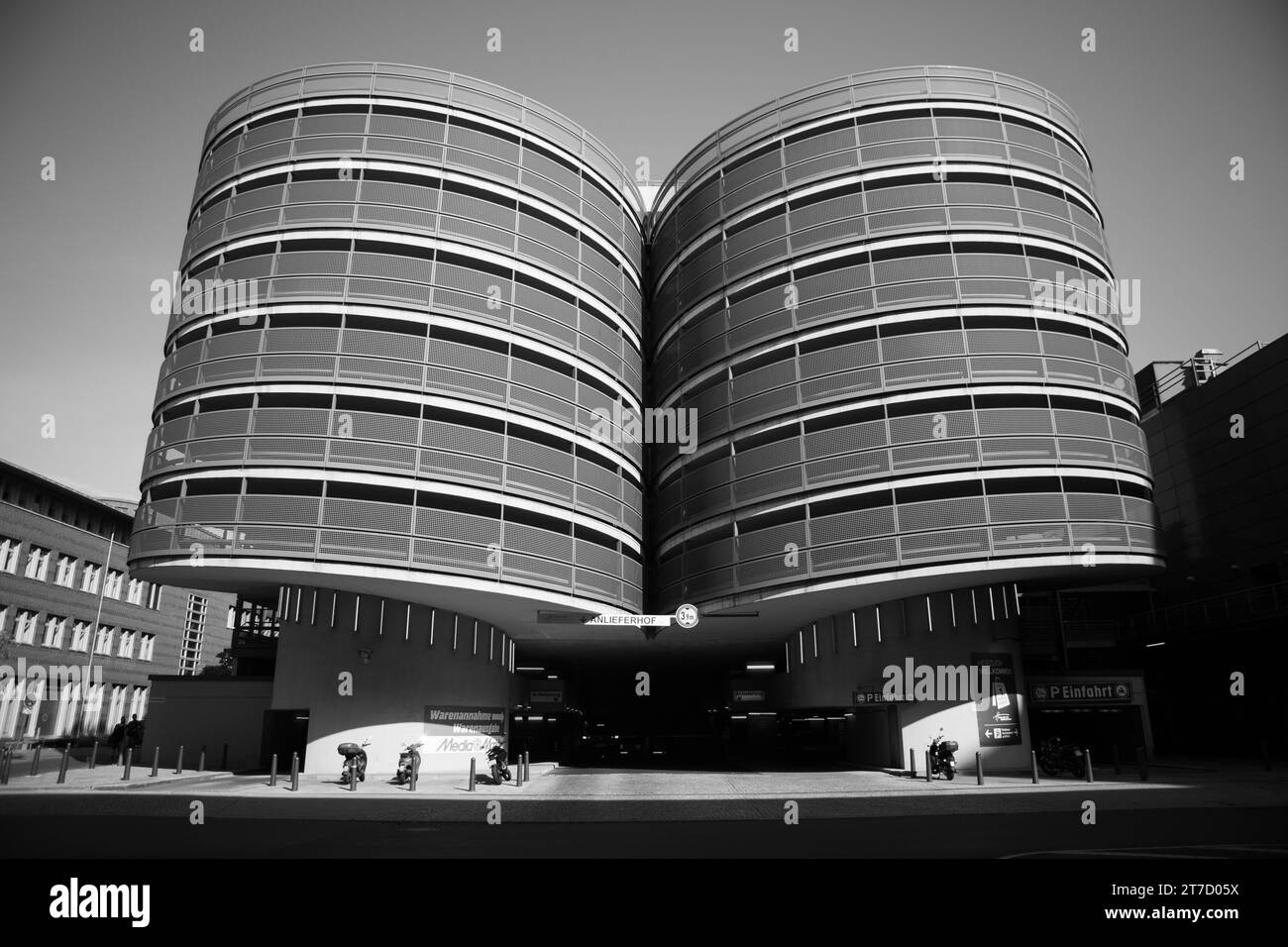 Una foto in scala di grigi di un grande edificio moderno con due alte torri a Berlino, in Germania. Foto Stock
