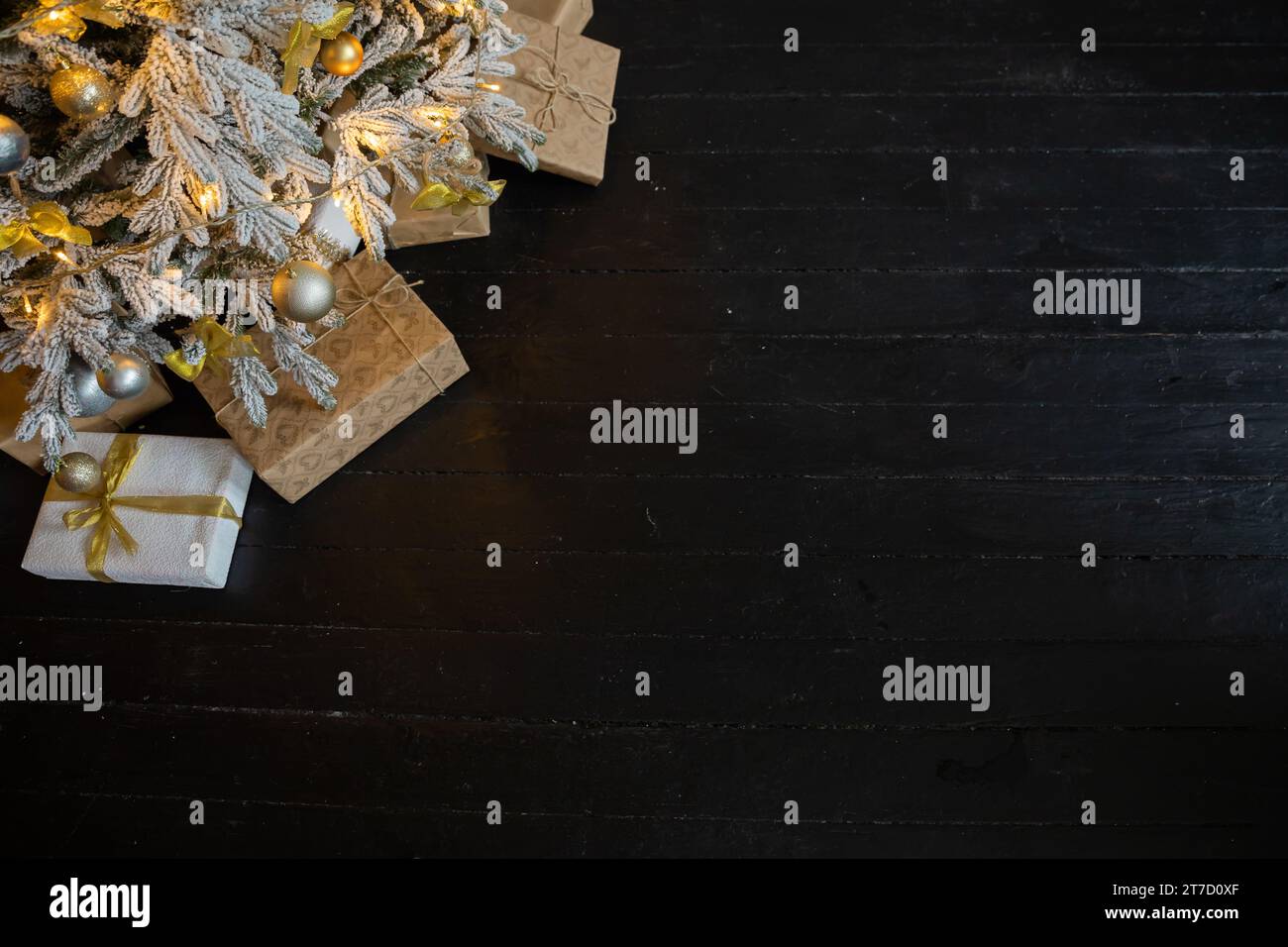 Striscione con molte confezioni regalo nastri in velluto e decorazioni in carta su sfondo turchese. Foto Stock