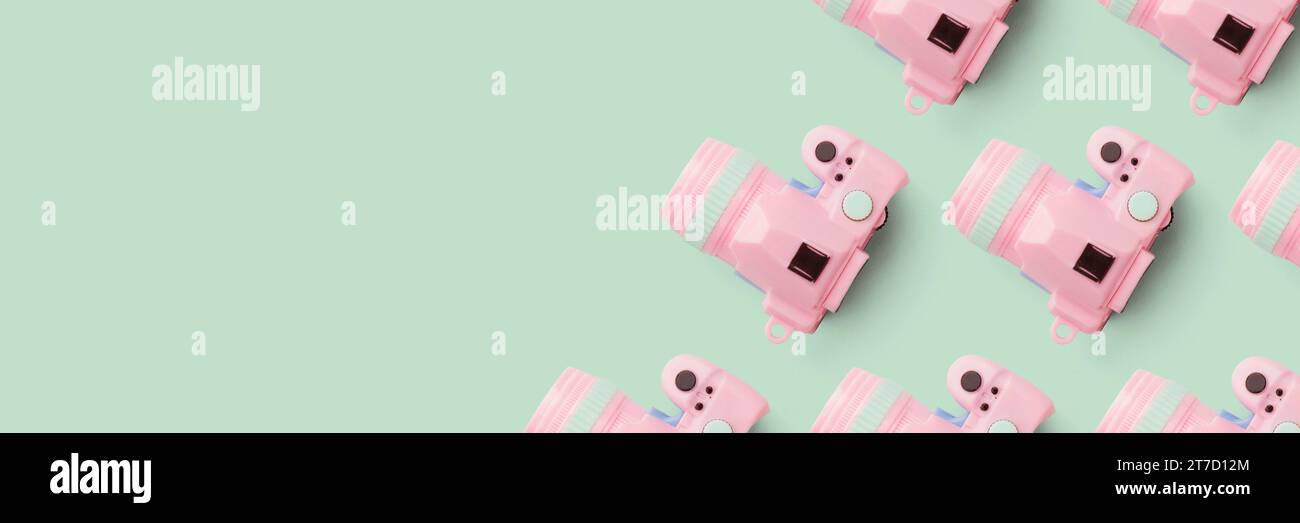 Pattern con fotocamera su sfondo color pastello, vista dall'alto Foto Stock