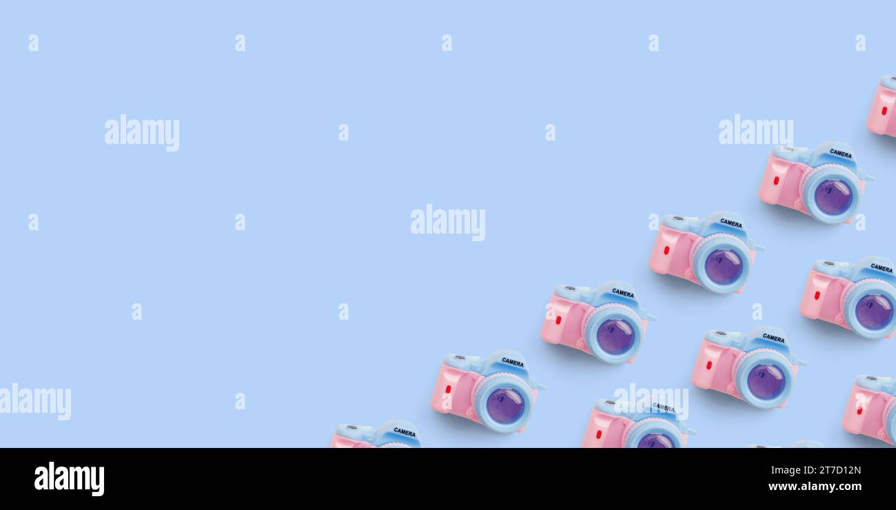 Pattern con fotocamera su sfondo color pastello, vista dall'alto Foto Stock