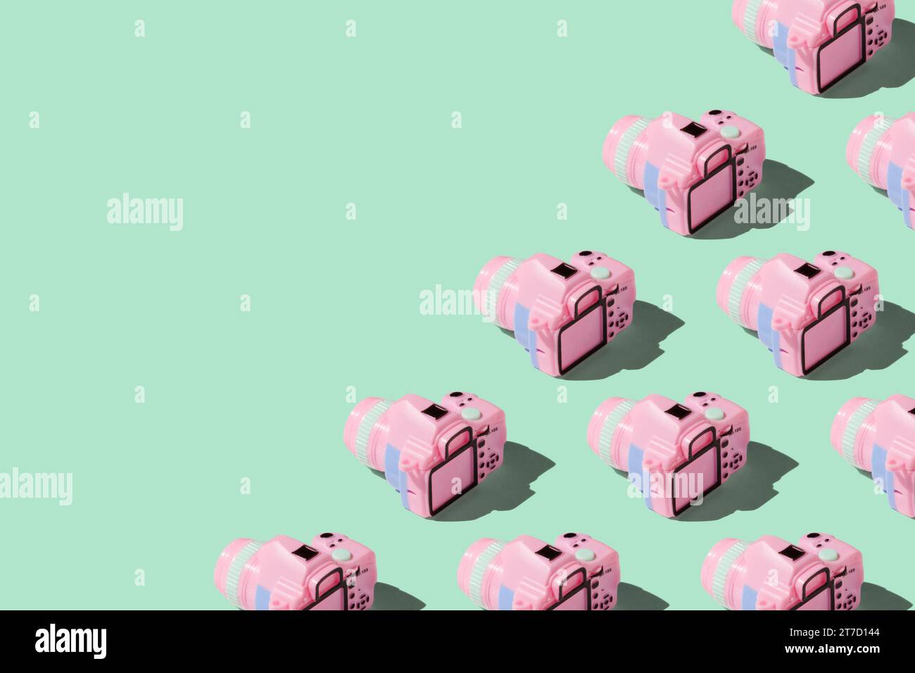 Pattern con fotocamera su sfondo color pastello Foto Stock