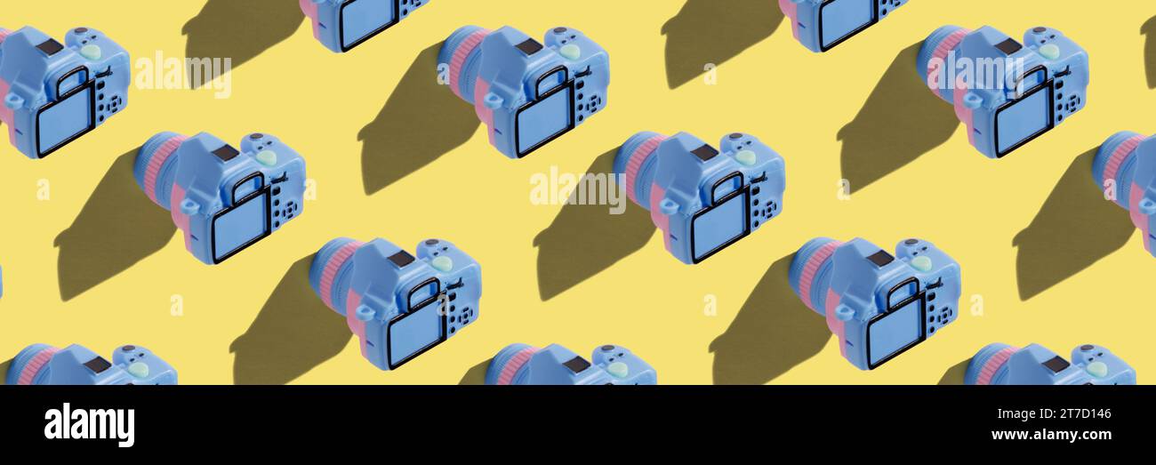 Pattern con fotocamera su sfondo color pastello Foto Stock