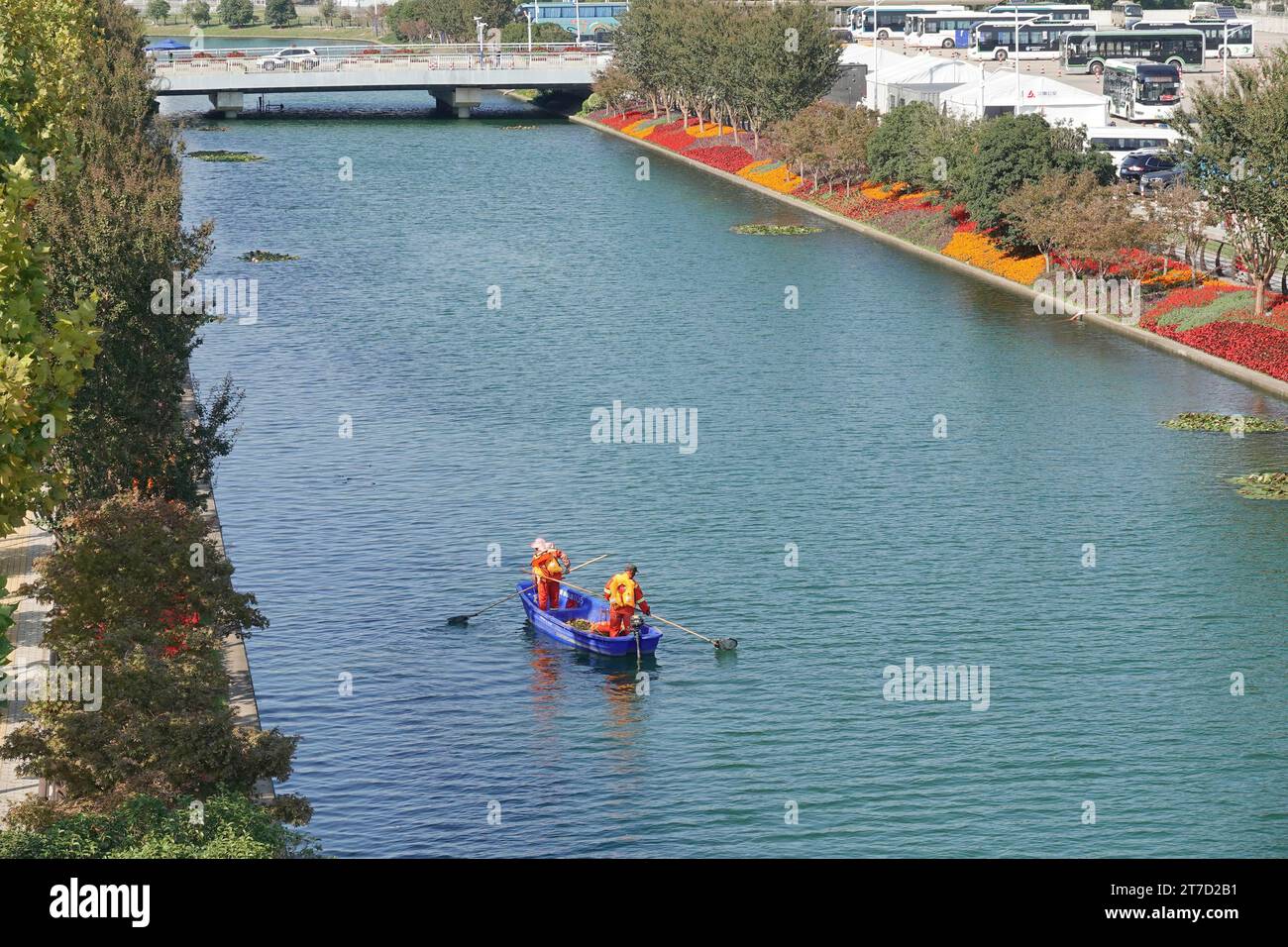 SHANGHAI, CINA - 5 NOVEMBRE 2023 - gli operatori sanitari pagano una barca per pulire un fiume al porto di Xiaolai nel distretto di Qingpu, Shanghai, 5 novembre 2023. Foto Stock