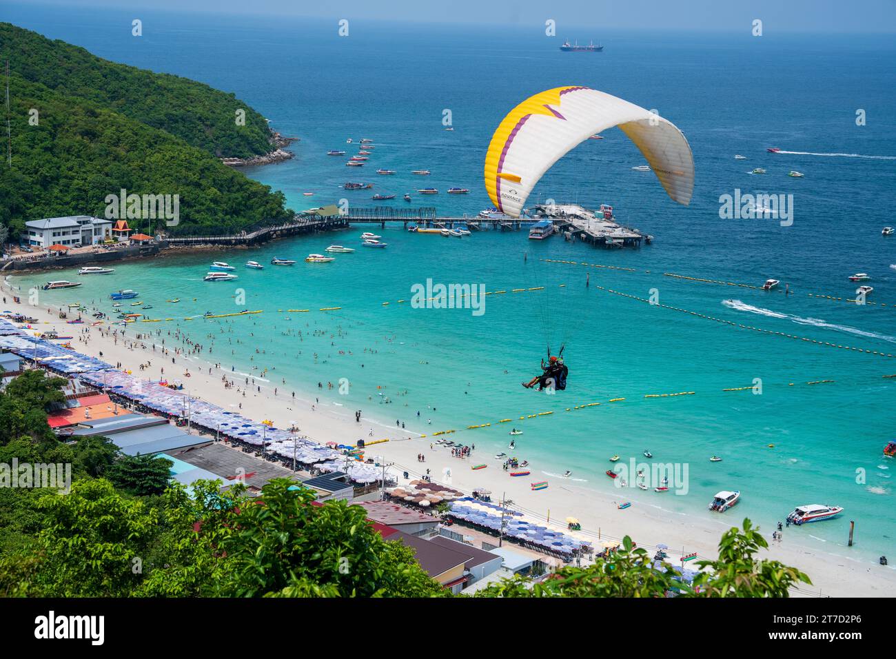 Parapendio sulla costa dell'isola tailandese Koh LAN vicino al distretto di Pattaya Chonburi in Thailandia Asia Foto Stock