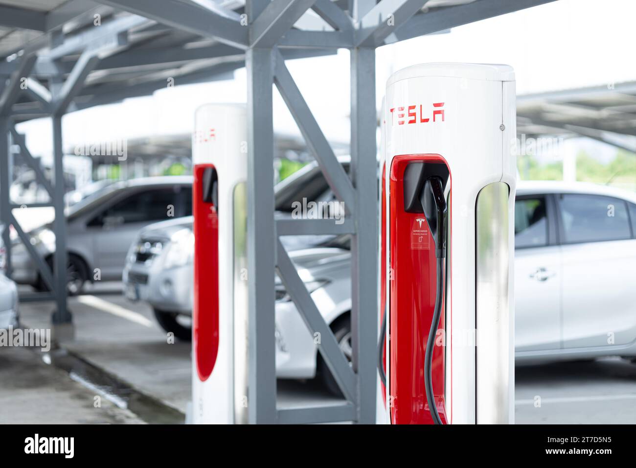 Stazione dock Tesla Supercharger da 250 kW per ricarica batteria auto ev ad alta velocità, servizio aperto a Bangkok, THAILANDIA, 09 novembre 2023. Foto Stock