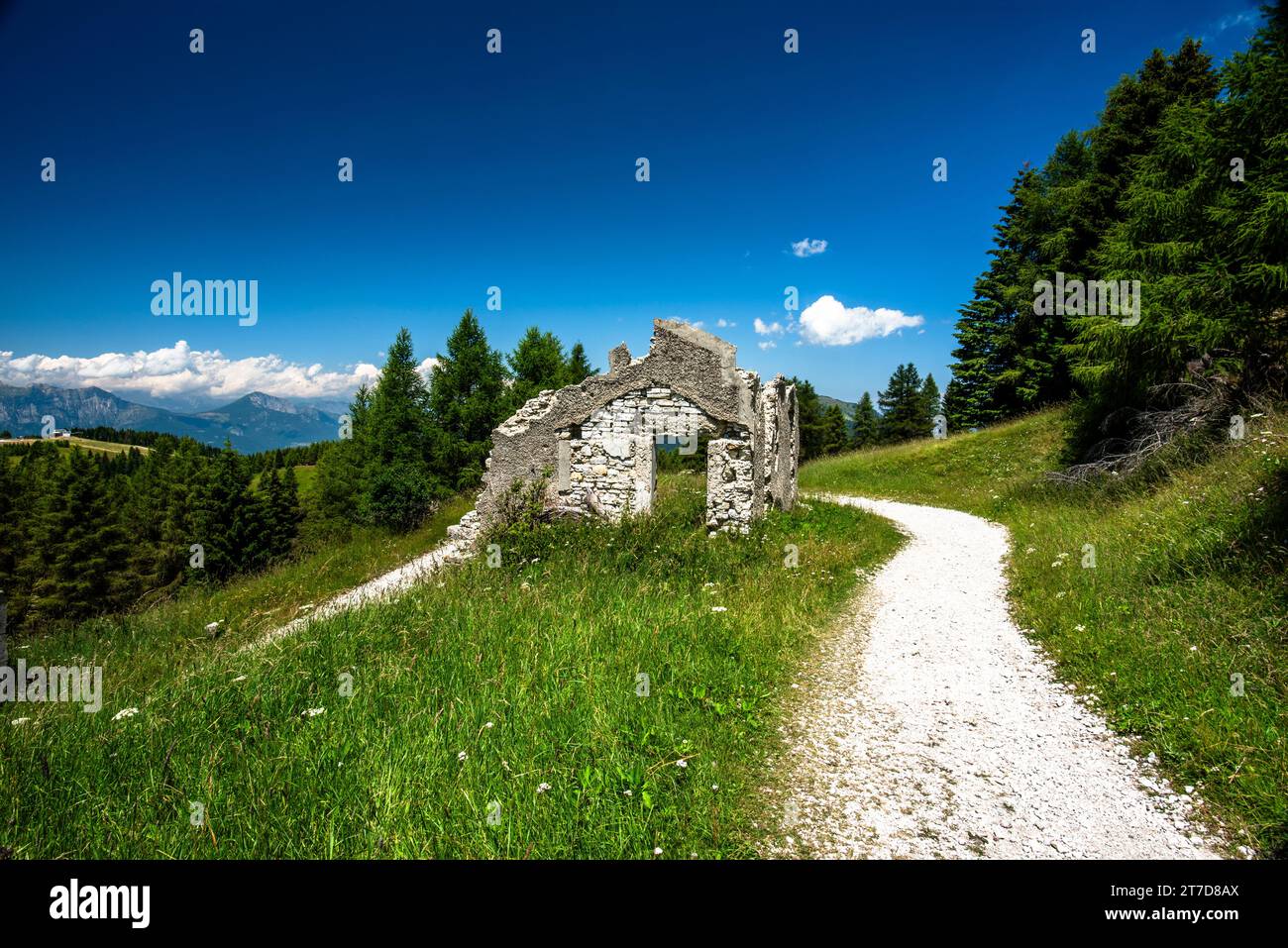 Vista delle rovine del forte austro-ungarico della seconda guerra mondiale Dosso delle somme sull'altopiano di Folgaria in Trentino alto Adige Italia Europa Foto Stock