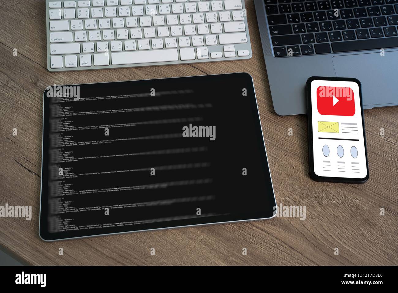 Programmazione progettazione idee home page siti Web e-learning, formazione online dati di analisi del traffico Web su un computer Foto Stock