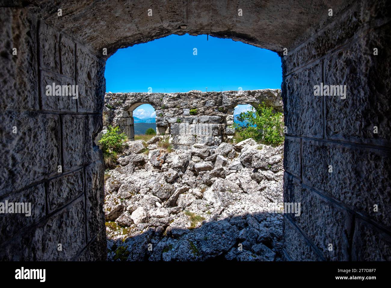 Vista delle rovine del forte austro-ungarico della seconda guerra mondiale Dosso delle somme sull'altopiano di Folgaria in Trentino alto Adige Italia Europa Foto Stock