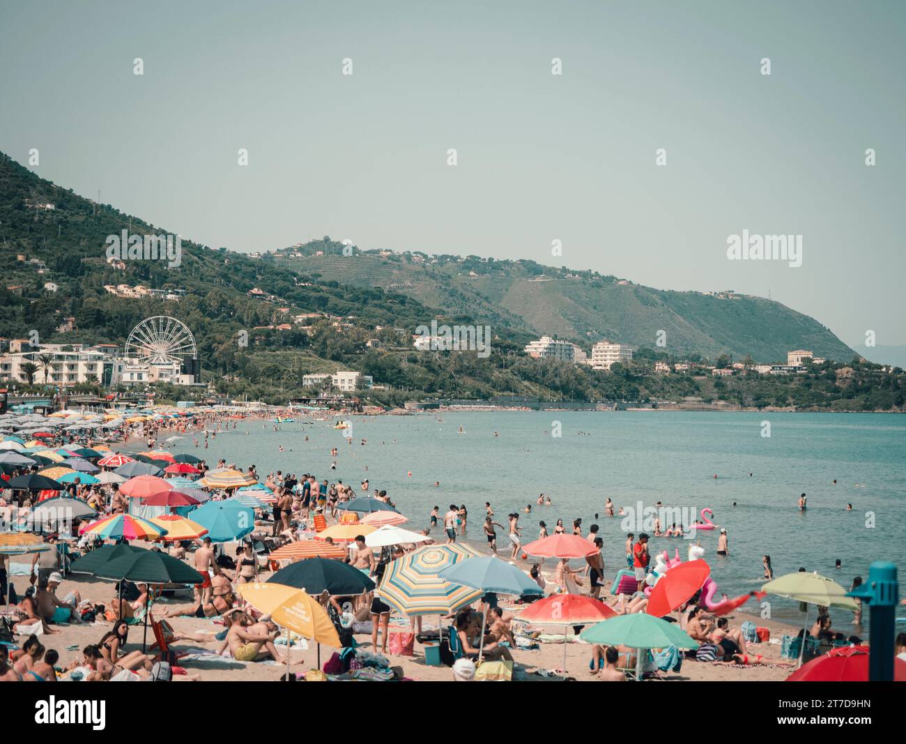 Un drone si libra in uno splendido paesaggio alpino Foto Stock