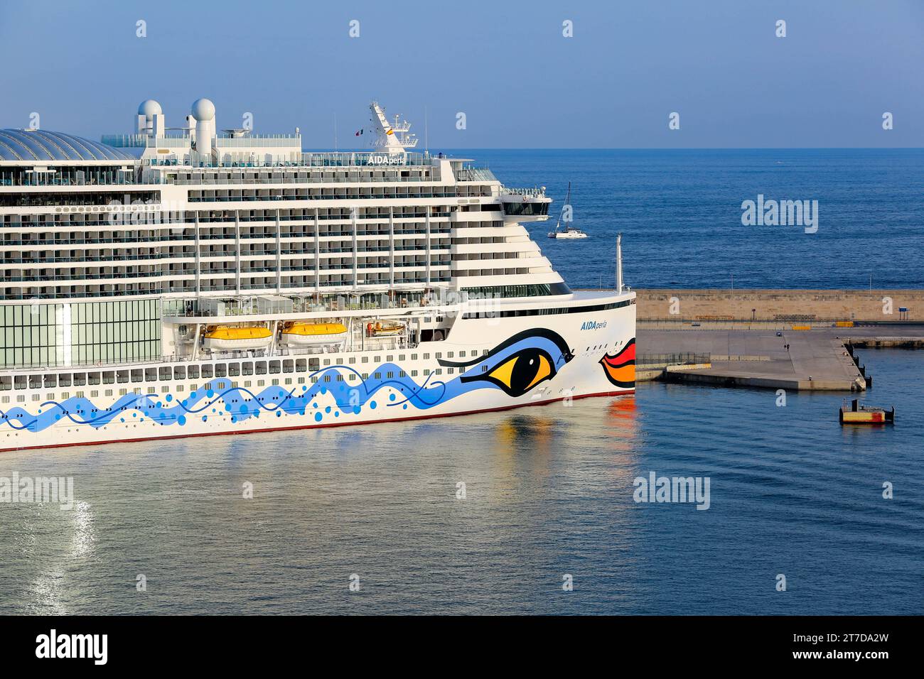 Gigantesca nave da crociera AIDAperla (operatore tedesco AIDA Cruises), costruita nel cantiere navale giapponese, ormeggiata a Palma di Maiorca, Spagna, livrea per il trucco dello scafo con rossetto Foto Stock