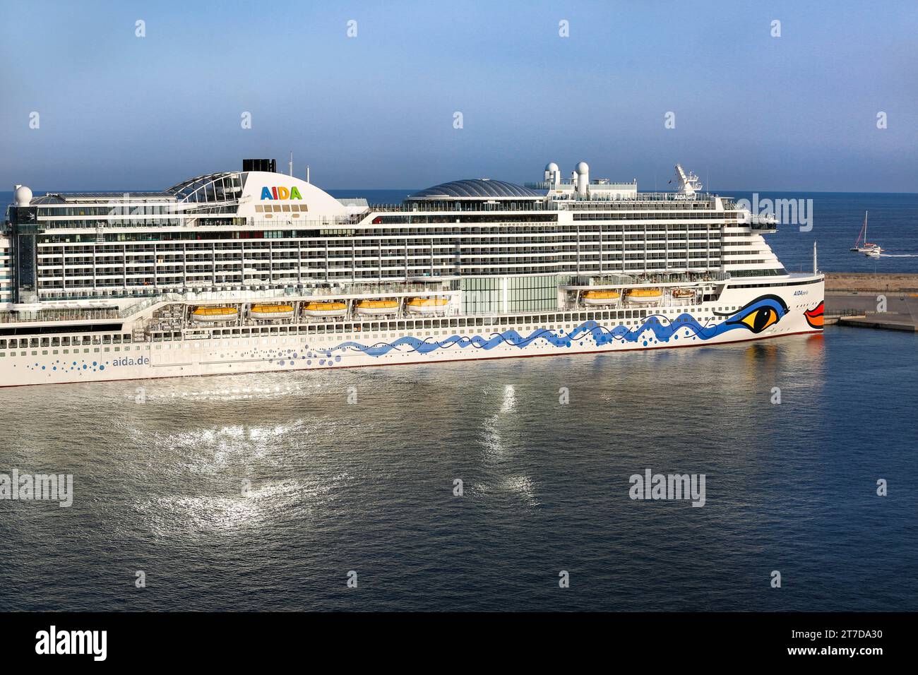 Gigantesca nave da crociera AIDAperla (operatore tedesco AIDA Cruises), costruita nel cantiere navale giapponese, ormeggiata a Palma di Maiorca, Spagna, livrea per il trucco dello scafo con rossetto Foto Stock