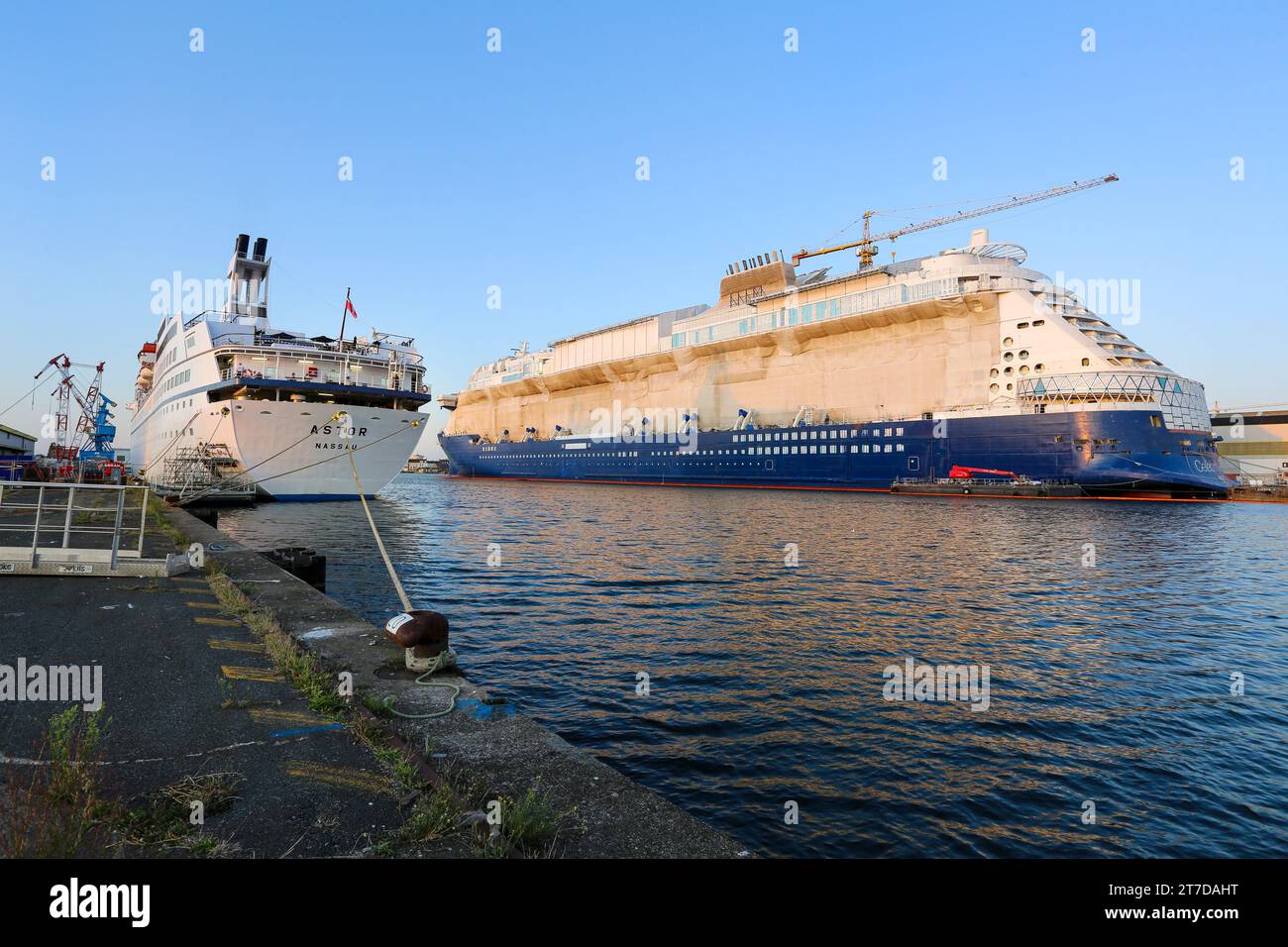 La nuova e gigantesca nave da crociera Celebrity Apex contro la piccola e classica nave da crociera MS Astor nel porto di St Nazaire per la riparazione dello scafo dopo un incidente a Nantes Foto Stock