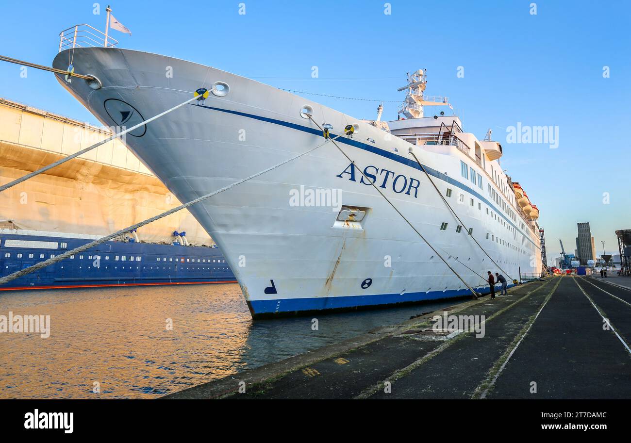 La piccola nave da crociera classica MS Astor ormeggiata nei moli del porto di St Nazaire per riparare la grande breccia nello scafo danneggiato a seguito di un incidente a Nantes, in Francia Foto Stock