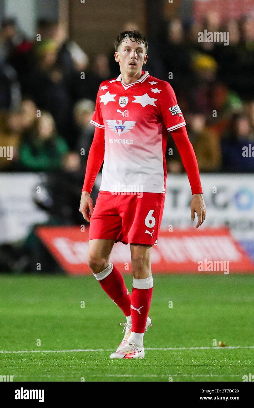 Horsham, Regno Unito. 14 novembre 2023. Il difensore di Barnsley Mael de Gevigney (6) durante la partita di replay del primo turno Horsham FC vs Barnsley FC Emirates fa Cup al Camping World Community Stadium, Horsham, Inghilterra, Regno Unito il 14 novembre 2023 credito: Every Second Media/Alamy Live News Foto Stock