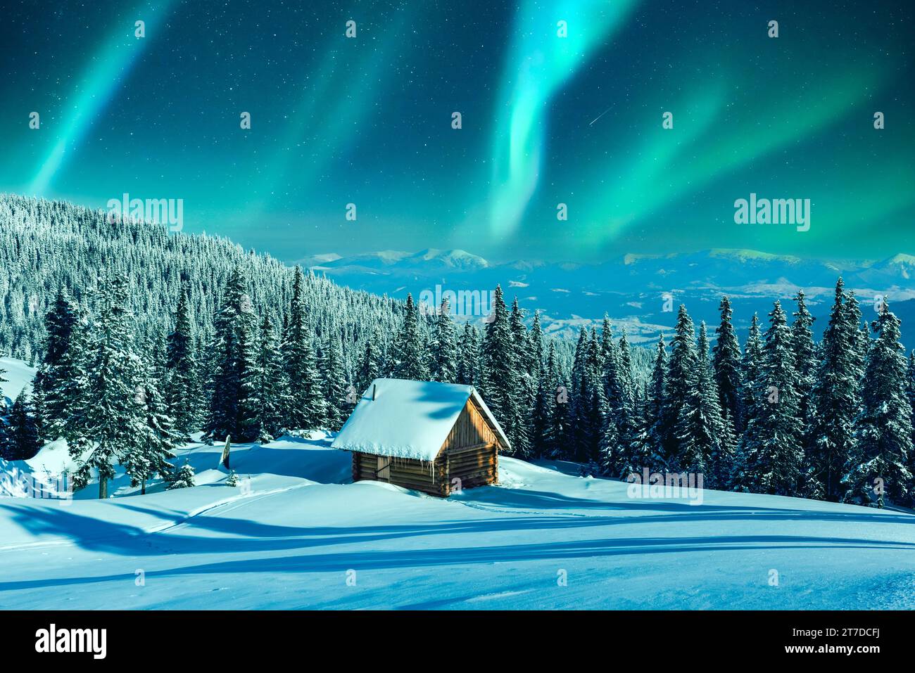 vista invernale montuosa con una rustica capanna e pini innevati su un prato. Aurora boreale. Aurora boreale nella foresta invernale. Concetto di vacanze natalizie e vacanze invernali Foto Stock