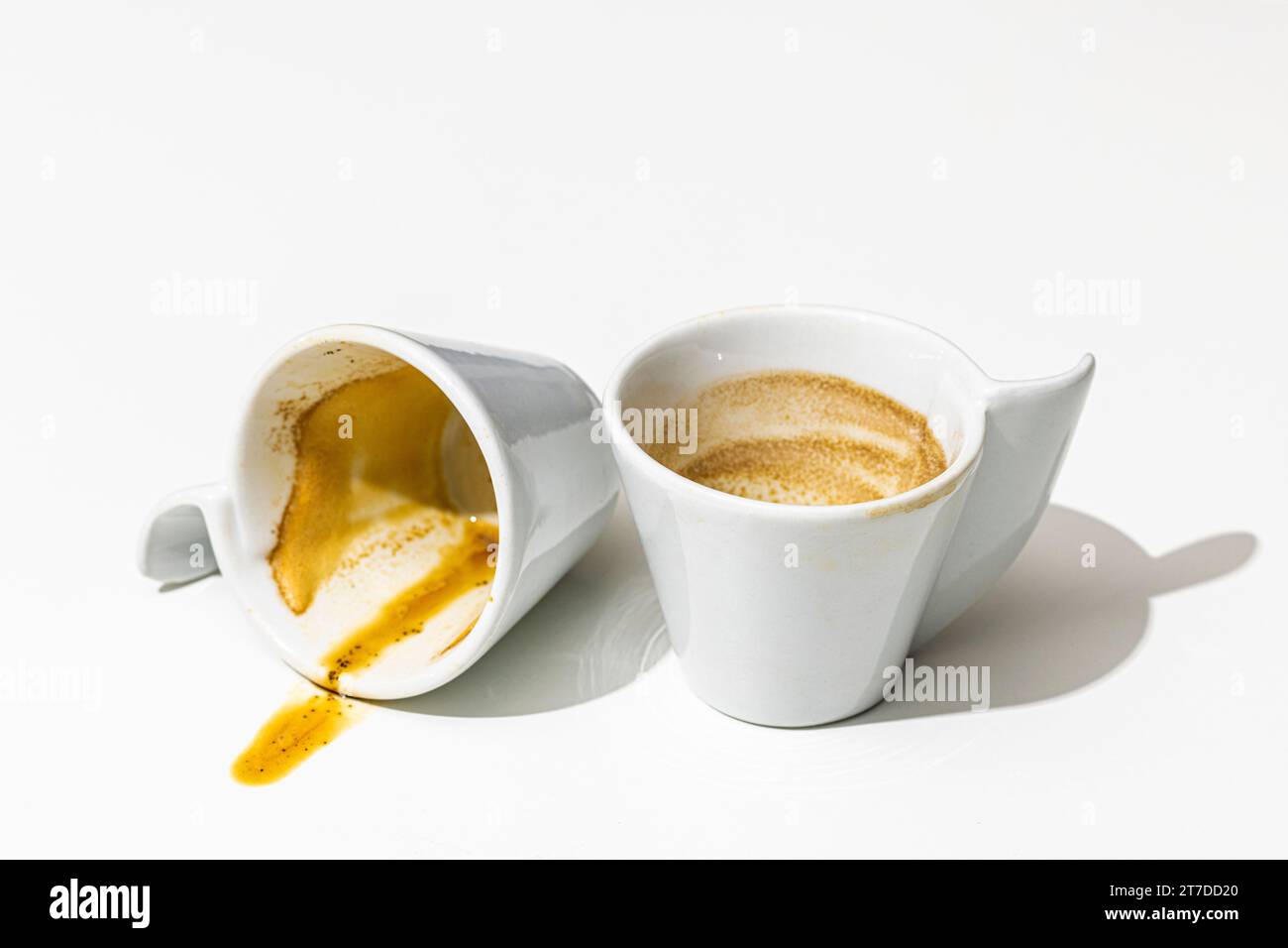 tazze di caffè utilizzate su sfondo bianco Foto Stock
