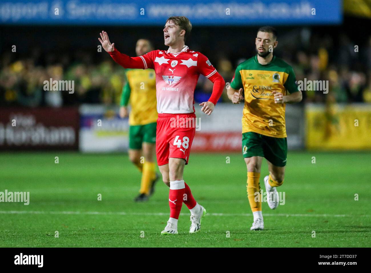 Horsham, Regno Unito. 14 novembre 2023. Il centrocampista di Barnsley Luca Connell (48) gesti durante la partita di replay del primo turno Horsham FC vs Barnsley FC Emirates fa Cup al Camping World Community Stadium, Horsham, Inghilterra, Regno Unito il 14 novembre 2023 crediti: Every Second Media/Alamy Live News Foto Stock