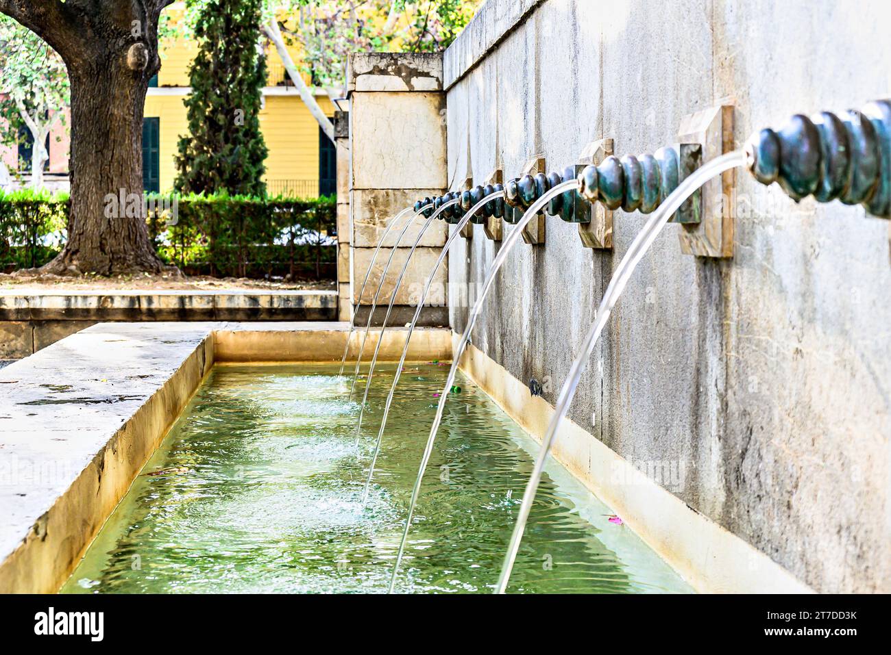 Bellissima fontana nel giardino Huerto del Rey, accanto al Palazzo reale di Almudaina, Palma di Maiorca, Isole Baleari, Spagna Foto Stock