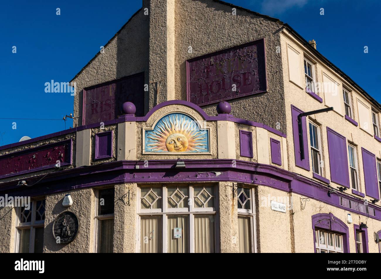The Rising Sun, un pub permanentemente chiuso, nel centro della città di Wellingborough, Northamptonshire, Regno Unito Foto Stock