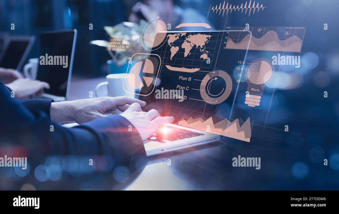 Business Analyst software ERP concetto di gestione intelligente dei dati. Uomo d'affari che lavora con la sovrapposizione di computer laptop infografiche e display con schermo virtuale Foto Stock