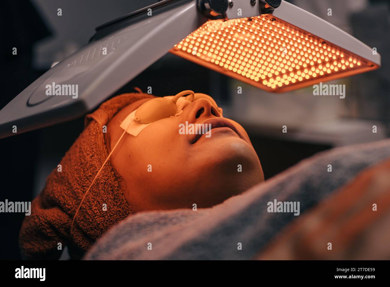 Processo cosmetico facciale donna con trattamento viso laser a LED a biolight, riparazione, ringiovanimento e ringiovanimento in tecnologia beauty spa Foto Stock
