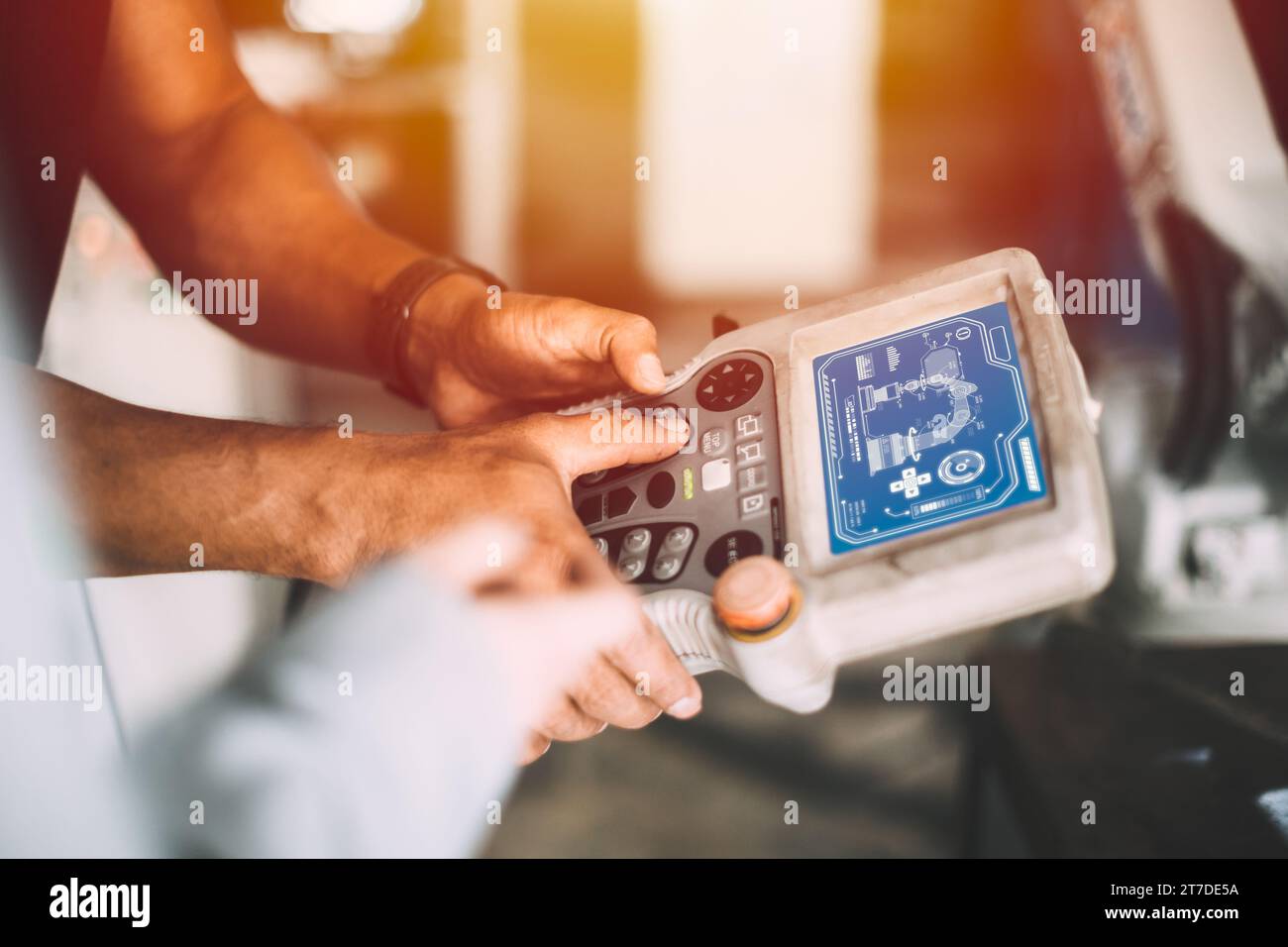 closeup ENGINEER programma di configurazione telecomando robot industriale. Tecnologia di innovazione per l'automazione della fabbrica del lavoro Foto Stock