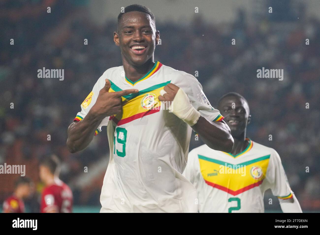 Bandung, Indonesia. 14 novembre 2023. Idrissa Gueye del Senegal festeggia dopo aver segnato un gol durante la partita del gruppo D della Coppa del mondo FIFA U17 tra Polonia e Senegal allo stadio Jalak Harupat di Bandung, Indonesia, 14 novembre 2023. Crediti: Septianjar Muharam/Xinhua/Alamy Live News Foto Stock