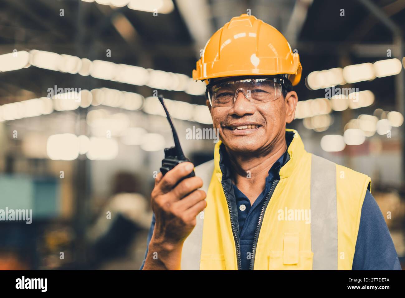 Portrait Happy senior asiatico ingegnere personale che lavora la radio gestisce il team nella fabbrica di metalli dell'industria pesante Foto Stock