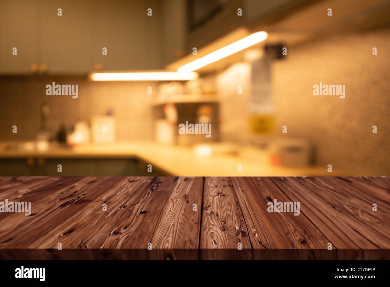 illuminazione soffusa di lusso, moderno piano cucina con spazio vuoto in primo piano in legno per il montaggio dei prodotti Foto Stock