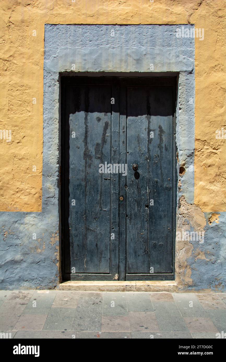 Vecchia porta di legno su una casa sull'isola Canaria di Gran Canaria in Spagna Foto Stock