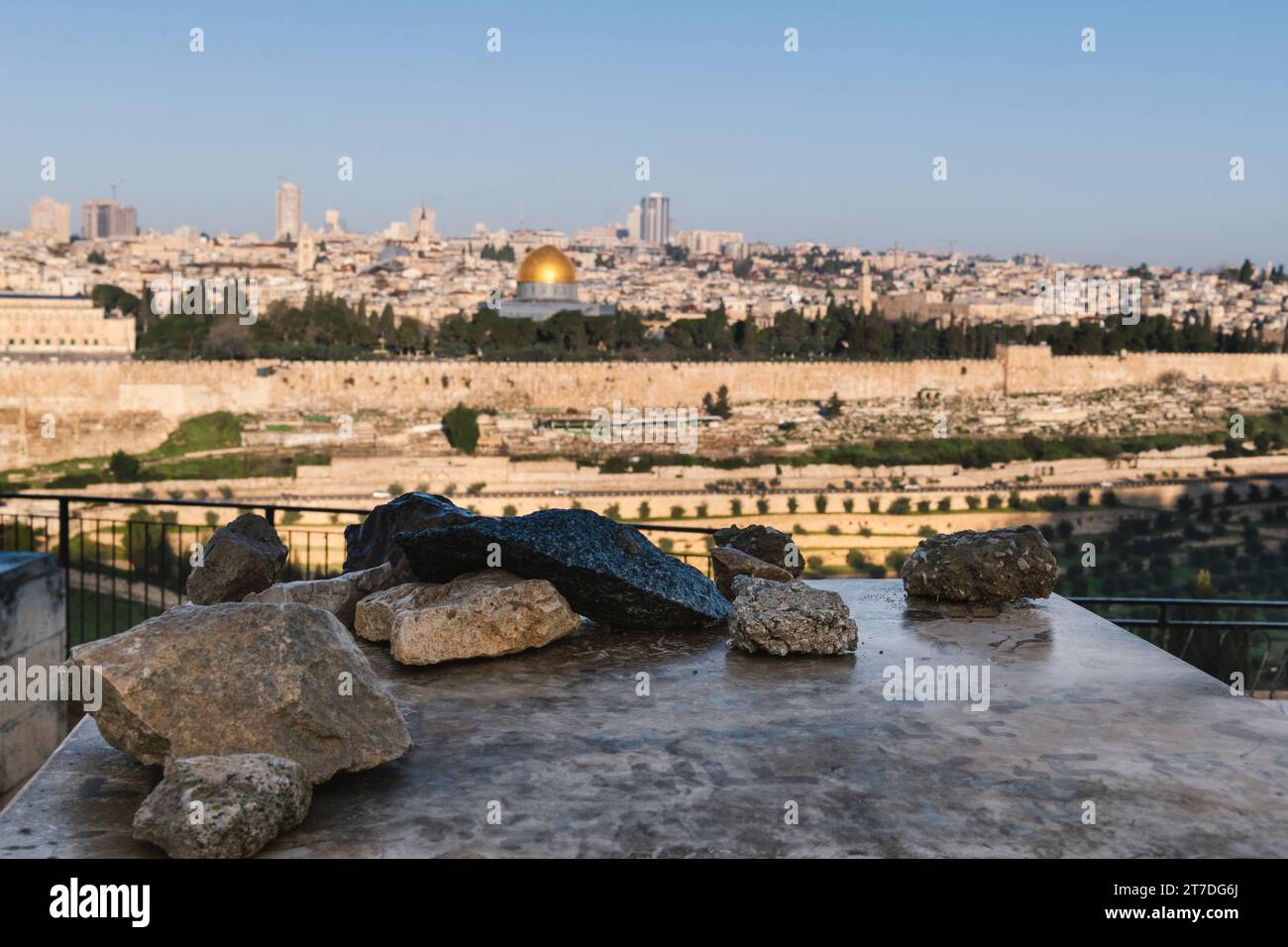 Vista a ovest sulle tombe in pietra del cimitero del Monte degli Ulivi verso l'antica città vecchia fortificata di Gerusalemme alla prima luce. Foto Stock